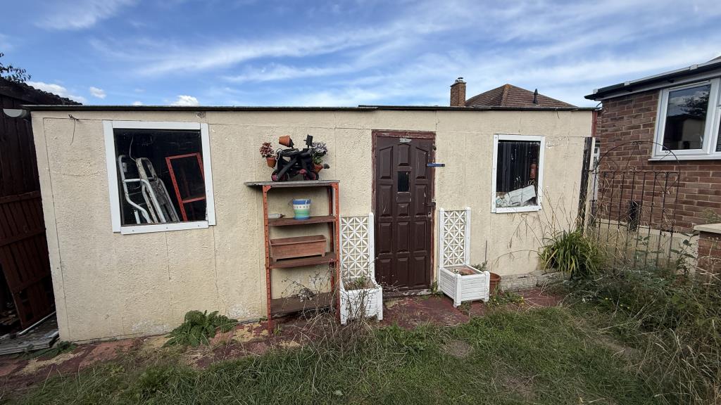 Lot: 140 - SEMI-DETACHED BUNGALOW FOR REFURBISHMENT - External image of garage